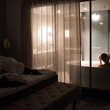 Lapland Hotels Bulevardi Helsinki Dış mekan fotoğraf A woman in a hotel room