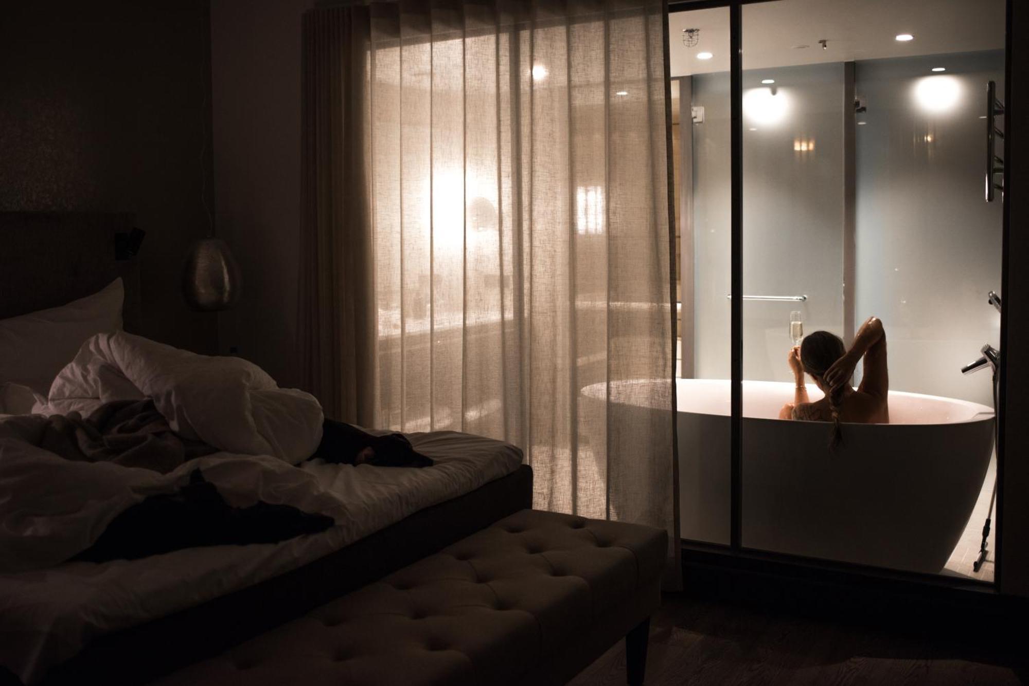 Lapland Hotels Bulevardi Helsinki Dış mekan fotoğraf A woman in a hotel room